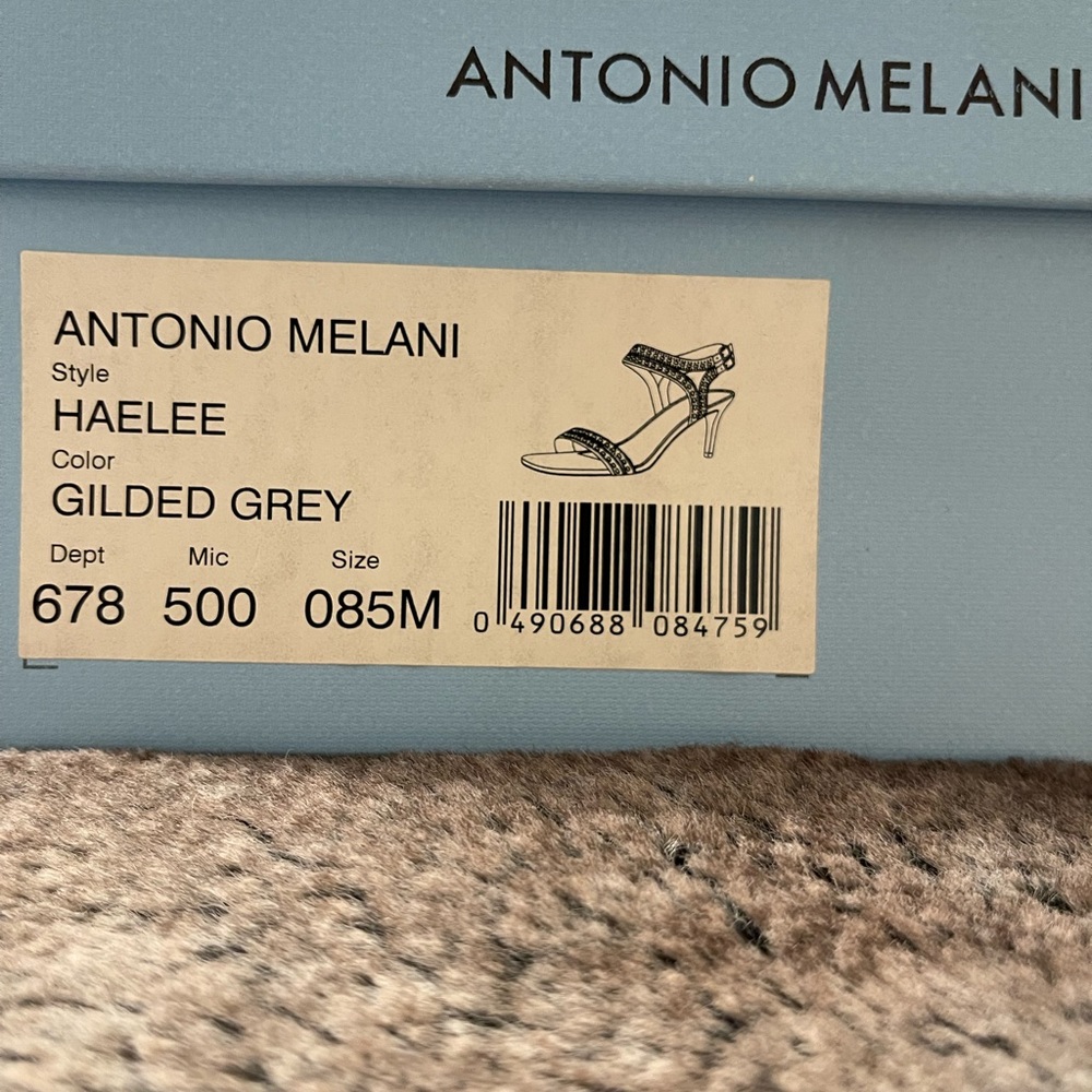 Never worn, ordered and didn’t need. Very pretty and perfect for holidays!